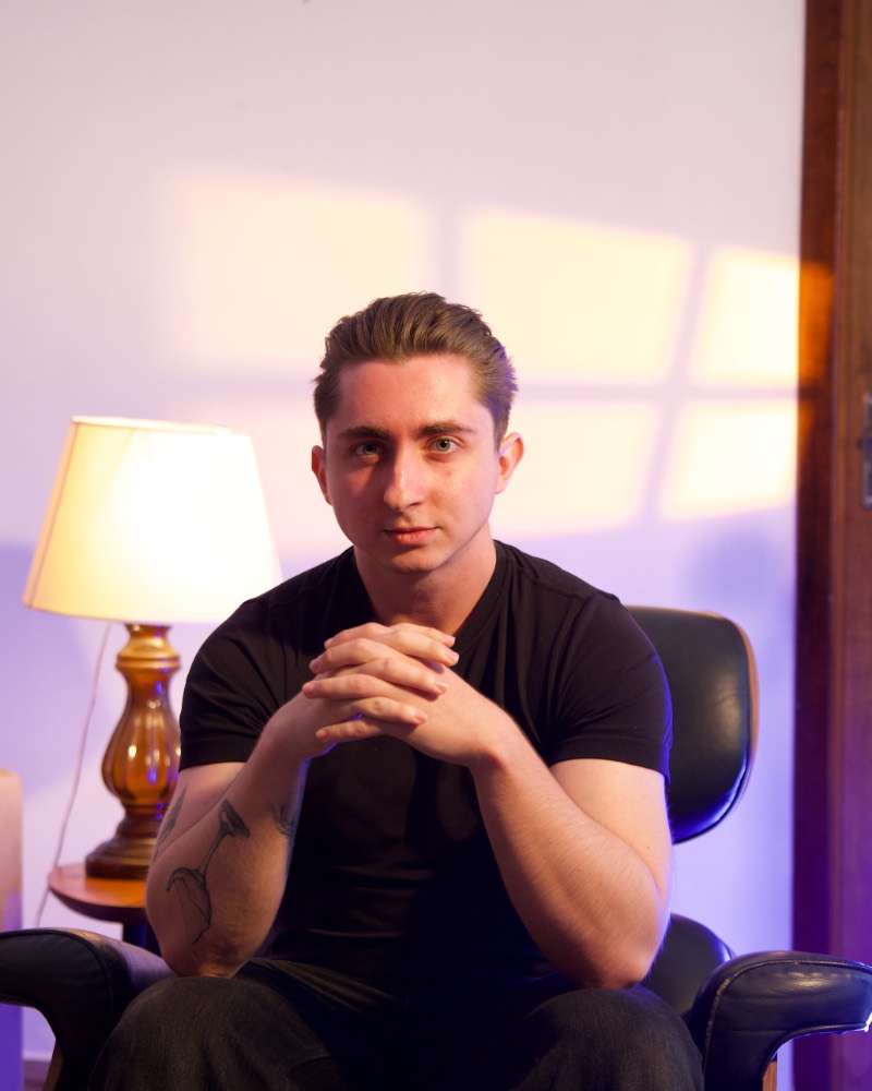 Retrato de Yuri Mundstock, COO da Herms Films, sentado em uma poltrona